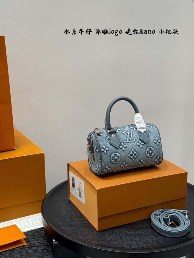 礼盒包装Lv Speedy丹宁牛仔浮雕Logo Nano迷你Mini枕头 可单肩可斜挎真的好随性，布料柔软随意，更好搭。颜色也没有那么刻意，非常自然的水洗牛仔，