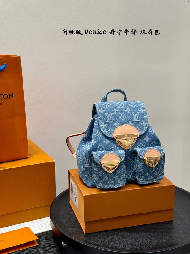 礼盒包装尺寸20.20Lv 丹宁牛仔双肩包Venice原版面料 配头层牛皮这种牛仔材质不怕刮蹭就喜欢那种微微褪色的做旧感手感很舒适 自重很轻