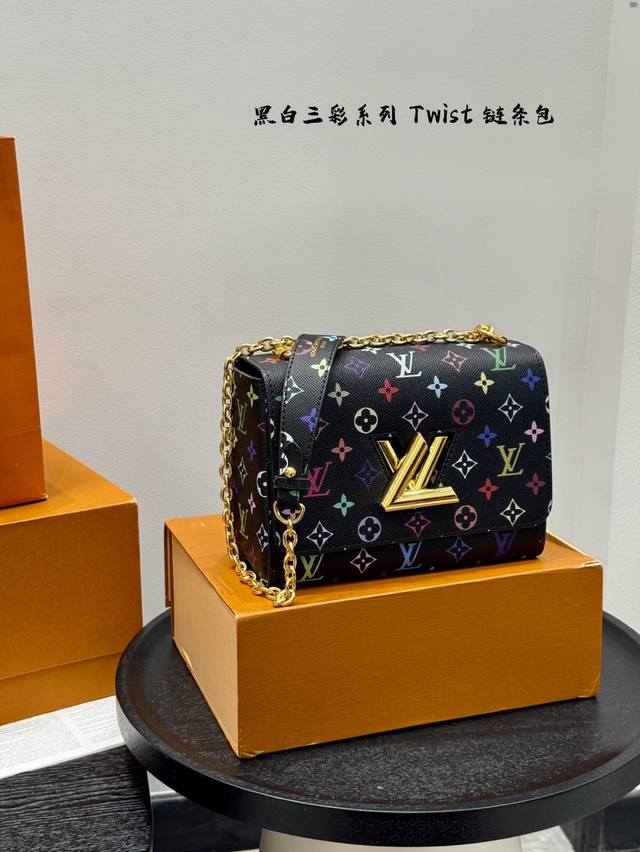 折叠盒尺寸22.15Lv 老花Twist链条包呈现新古典Twist 中号手袋。造就聚焦设计：翻盖的超值 明快活泼，自由滑动，无论肩背斜挎或日夜场合，随心而变。外