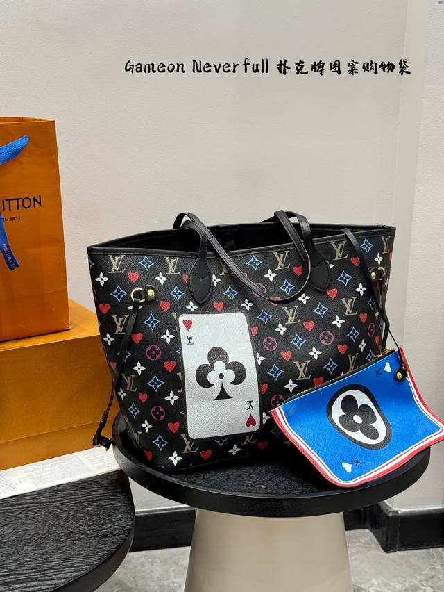 Lv限量Gameon Neverfull购物袋Lv 家经典的四大金刚款式Neverfull托特包Tote限量的扑克牌图案，特殊的配色款式，大大减少了撞包率！！！