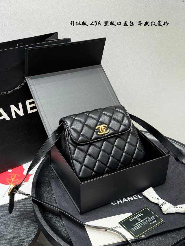 礼盒包装尺寸18*16香奈儿Chanel 25A竖版口盖包复古方胖子这只25A高级手工坊双拼，复古拼黑色的纵向撞色设计，像被月光晕染的水墨画渐变层次，背出街秒变