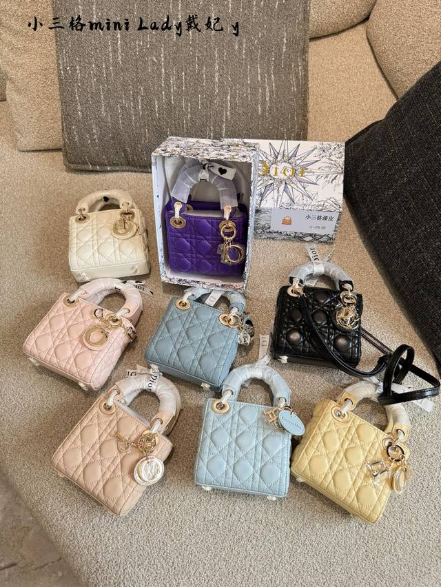 Lady Dior Mini三格戴妃，公主们请注意超有女人味的Dior三格戴妃黑金小皮质感高级优雅Dior字母吊坠很精致日常出门无论什么场合都可以背10×12