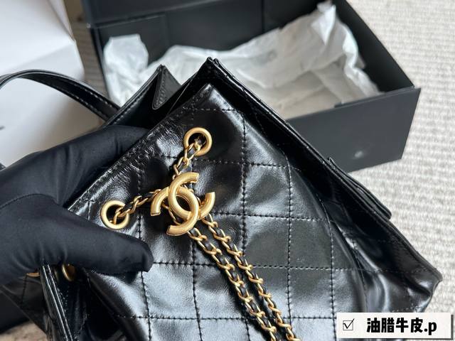配盒Chanel 25S Hobo小号真绝绝子今年香香25S系列简直美爆...这只Hobo是个小号尺寸个人觉得比较日常油腊皮质感颗粒没这么重反而很细腻 也比较耐