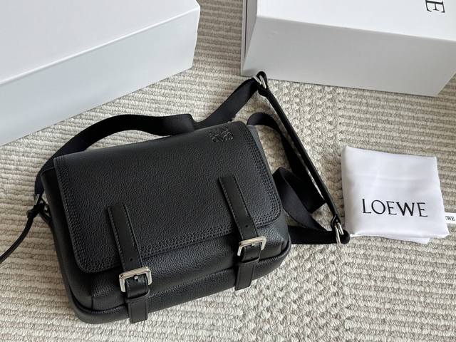 配盒Size:25*17Cmloewe 罗意威邮差包推荐!推荐!包包的颜色拼的很舒服!皮也超级软!男生、女生都可以背 哈哈哈哈哈!牛皮品质! 配盒Size:25*17Cmloewe 罗意威邮差包推荐!推荐!包包的颜色拼的很舒服!皮也超级软!男生、女生都可以背 哈哈哈哈哈!牛皮品质!