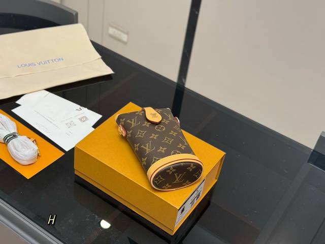 配折叠盒Lv 迷你薯条包新品可爱有趣的重复Lv标志很好看;很好背!很有童趣的一款包!底部有点像乐高!包包容量很友好哦!尺寸:19.11Cm 配折叠盒Lv 迷你薯条包新品可爱有趣的重复Lv标志很好看;很好背!很有童趣的一款包!底部有点像乐高!包包容量很友好哦!尺寸:19.11Cm