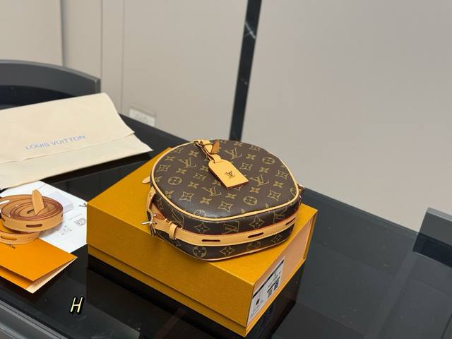 配折叠盒飞机盒 复刻版 尺寸：中宽22*19Cmlv 圆饼包 圆头圆脑的，高订！.原版黄皮.非市场通货欢迎对比