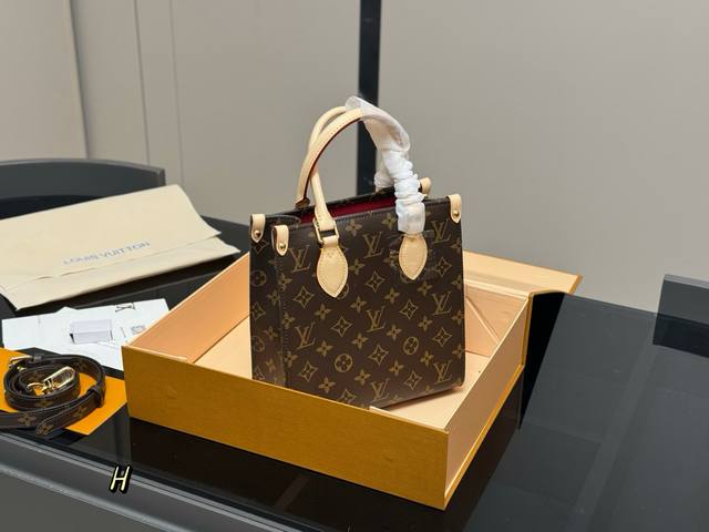 配盒Lv 老花琴谱包 Sac Plat Bb 尺寸:21.22Cm这个尺寸刚刚好哦！轻便又舒服！你会越背越喜欢的哦！