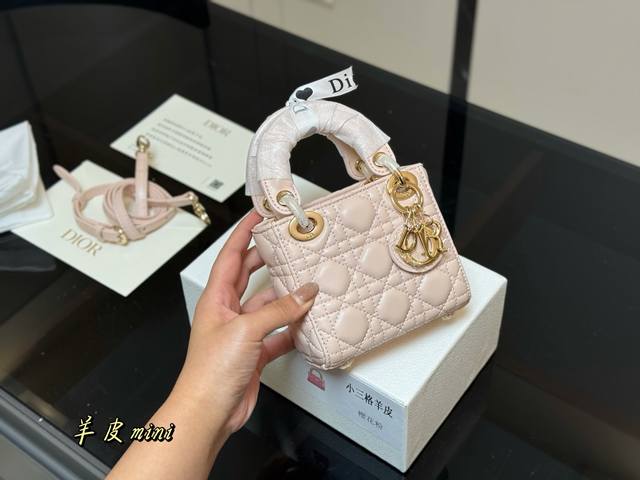 配盒Size：13*11Cm迪奥Mini 戴妃实在是太太太可爱啦！手机装不下只能装下可爱