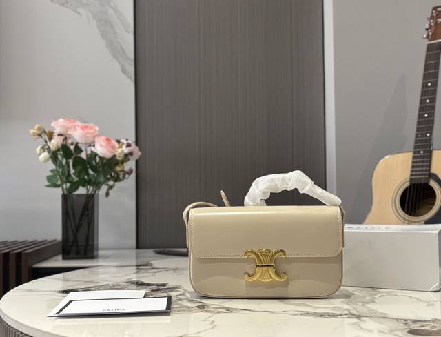 配盒 Size：20*11Cmceline 超美腋下包 凯旋门升级版 重新出货复古性感百搭小包不容错过！！牛皮皮质