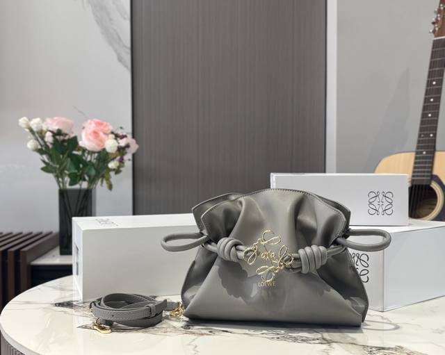 配盒Size：24*20Cm Loewe福袋超美~ 福袋甜甜圈 十胸针单独搭配太好看了福袋原配是可调节细肩带一包三背手提斜挎单肩都可以！