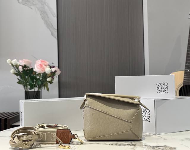 配盒 双肩带 尺寸：18*10Cm 迷你 Loewe 几何包Puzzle 真心是不能错过的，牛皮品质！完全Hold住！罗意威 一根完美的肩带