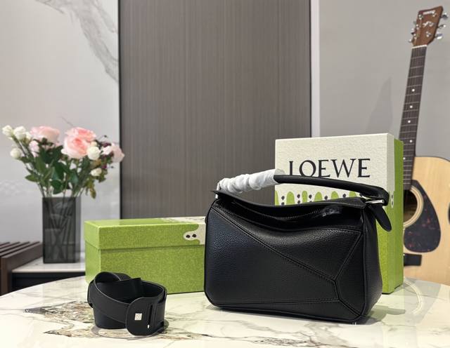 配礼盒包装罗家 Loewe 从此多一只 Bag 罗家几何包家族的包粉们肯定都乐开了花，经典几何包又要凭借迷你包大肆吸粉啦！这次我们来种草这款包 看看是否值得Ge
