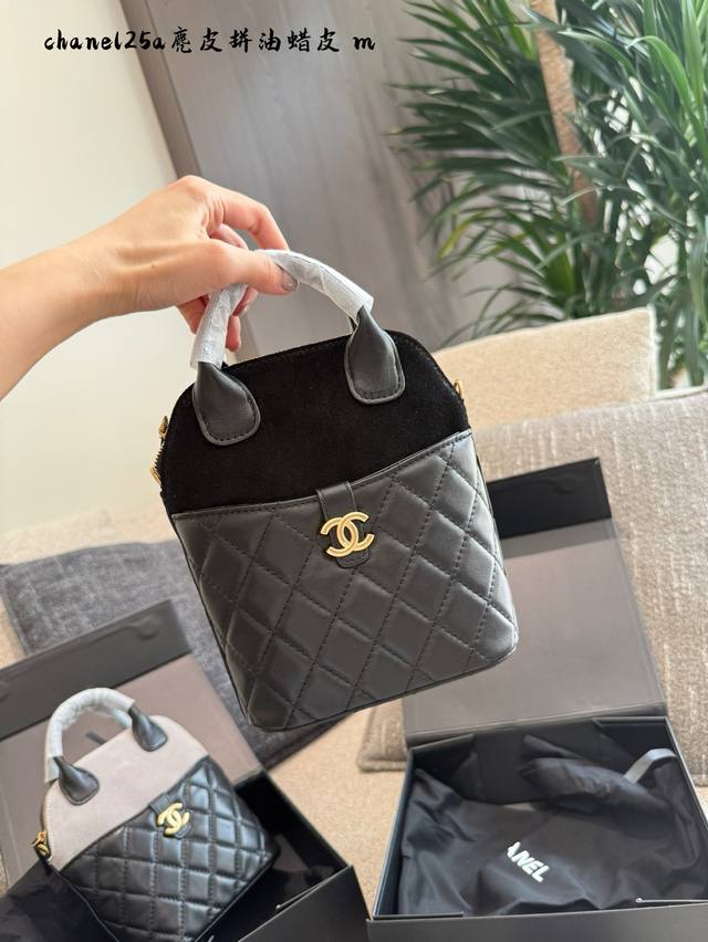 Chanel25A麂皮贝壳包很精致时尚的小包麂皮拼皮超有质感贝壳设计容量日常足够啦，前面小口袋可以插手机国很方便尺寸C18X17 X6Cm