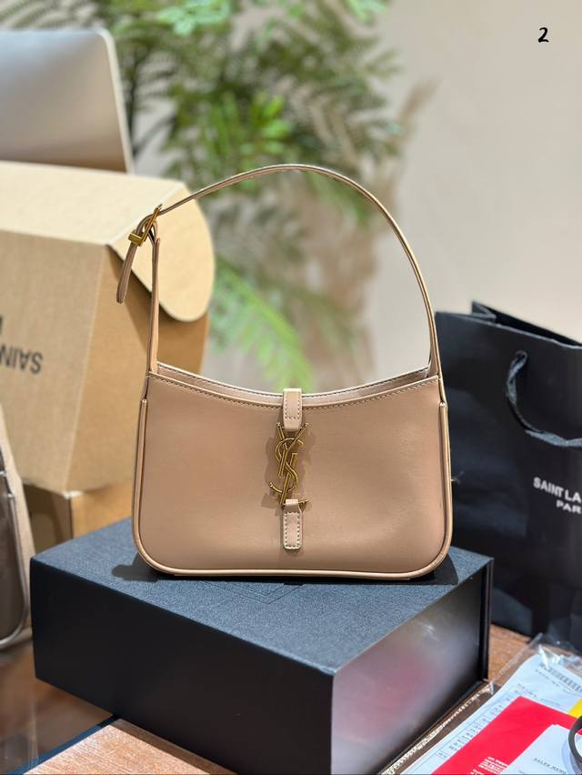 圣罗兰Yslle5A7黑色金标Logohobo包，钩扣开合设计尺寸23X16X6.5厘米，包型简约低调,上身巨美巨百搭，超显气质