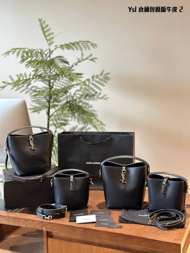 Ysl新款水桶包，人人都在问这款# Rose新宠柔软亮面小牛皮材质有光滑的触感，外观明亮而富有光泽并能完美地反射光线。有多种背携方式，堪称日常佳选:斜挎休闲，手