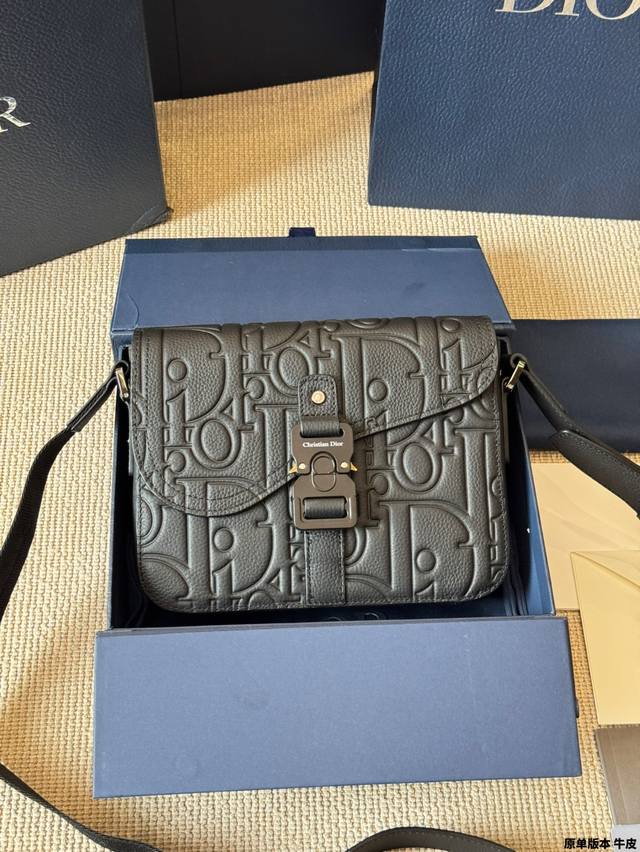 顶级原单 牛皮 迪奥 Gravity 压花Rider邮差包 Dior男士 Gravity 压花Rider邮差包单肩斜挎包 Hitthe Road 相机包 男款。