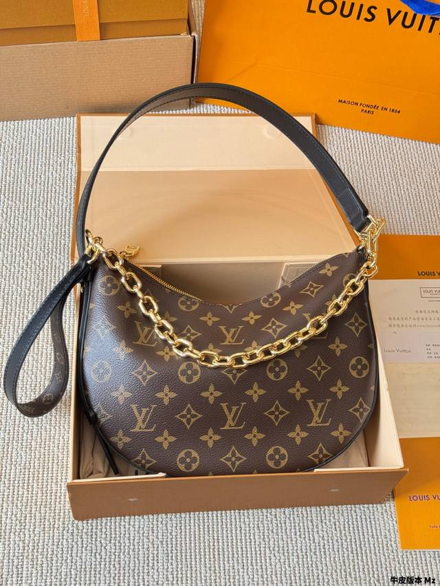 牛皮版本 Lv Cookie Bb全老花，没有植鞣革，嗅到了耐用的气息。这种包型真的很好背！Lv老花上新啦 新款Cookie Bb来喽全新半月包型，可拆卸链条和