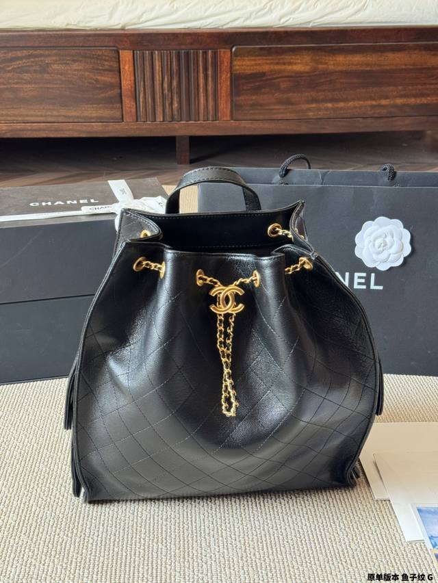 原单版本 牛皮 Chanel 水桶包&Cocohandle确定颜色很清新很亮丽，更适合春夏，最最主要是性价比超高滴这只是山羊皮的，外面加了油蜡涂层的工艺，视觉上