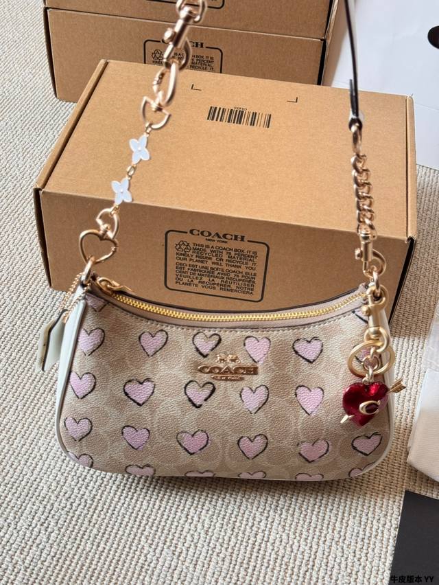 牛皮版本 配挂件 Coach蔻驰最热的腋下包上身来了Teri系列最热腋下包大麻将包的升级款，浅色特别好配衣服整个就是气质和时尚的化身～不压个子而且好看配色很潮，