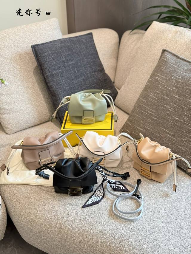 Fendi New Mamma Bag25年后重新设计的Fendi Mamma包包。小号的款式是我的最爱。永恒的Fendi经典包包的16Cm配盒子