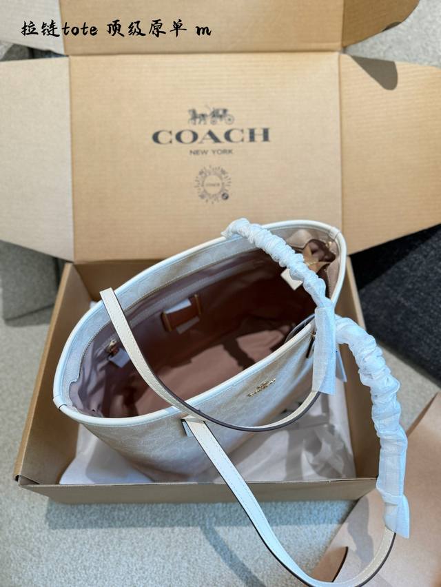 Coach Mollie敞口托特包Coach Mollie敞口托特包雄两个大隔层非常耐装.双隔层托特包Mollietote，质感真的好到爆了中间有拉链也可以放东