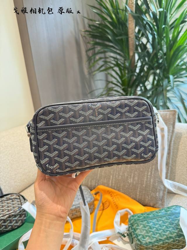 戈雅相机包 男女同款 尺寸: 22X 7 X 13Cm材质:帆布小牛皮上身非常休闲而且有拉链设计更安全金Cap-Vert包是城市生活的理想必备单品,可存放必需品 戈雅相机包 男女同款 尺寸: 22X 7 X 13Cm材质:帆布小牛皮上身非常休闲而且有拉链设计更安全金Cap-Vert包是城市生活的理想必备单品,可存放必需品