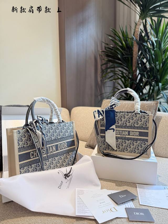 Dior迪奥Tote托特包 购物包 这款Book Tote手袋灵感来自女装创意总监玛丽亚 嘉 茜娅.蔻丽 Maria Grazia Chiuri ，是体现Dio
