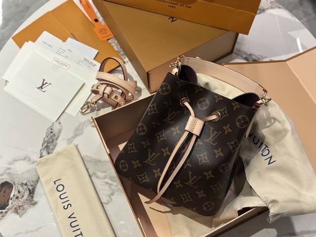 顶级芯片版Size：21*21Cm全钢五金 芯片版 L家 Bb Neonoe小水桶上身简直不要太好看斜挎、单肩、手拎！全钢五金Noe水桶 新尺寸真的很Nice搜