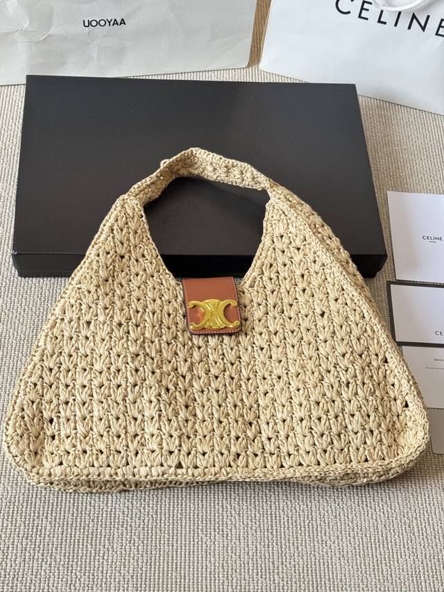 Celine帶著鬆弛感草編包去渡假囉Celine Cabas南法鬆弛感草編包真的是太可愛了吧大容量兼具可愛又時髦配上垂墜感100分的草帽彷彿走在沙灘上尺寸 40