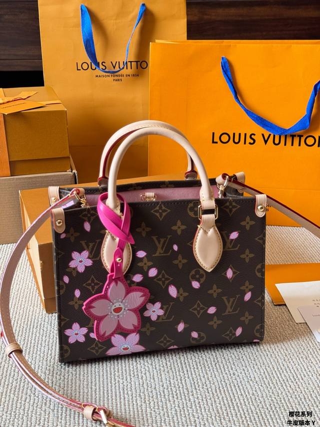 牛皮版本 Lv X 村上隆樱花系列 Onthego 新款丛林包 Onthego绝对是通勤工具包必备单品之一轻盈容量大百搭最最关键不娇气小号的尺寸刚刚好也不像老花