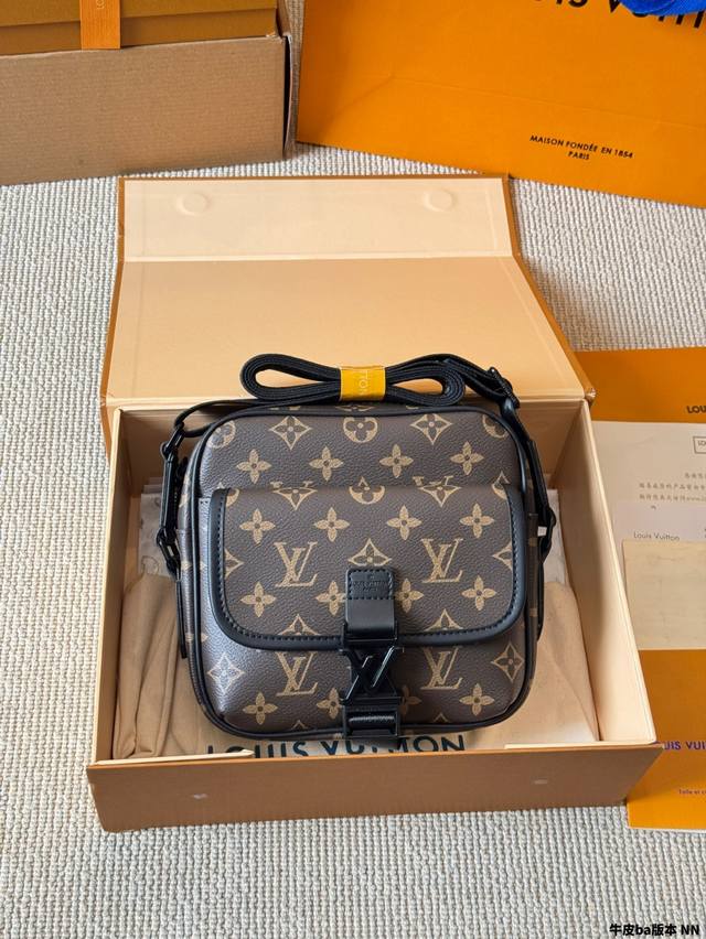 牛皮版本 邮差包和常规的邮差不同 这次都是帆布的肩带整体都是黑色 也更有协调性 包身多了手提饼虽然是出门 拍照也是一绝 包身重量轻 容量来说日常出门装东西完全够