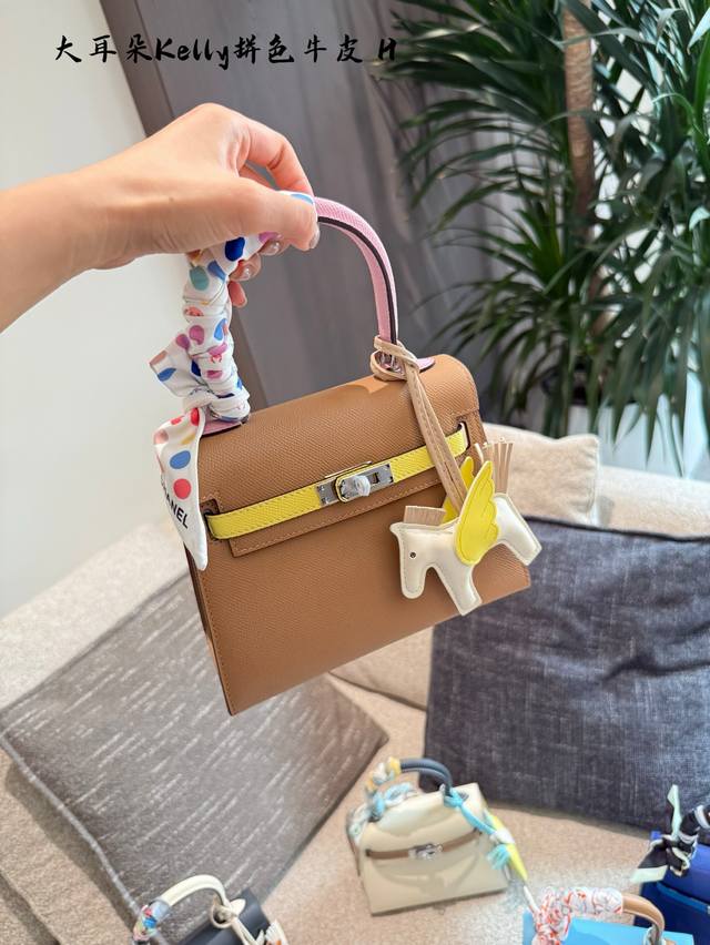 绝版爱马仕大耳朵 川超人气款宝贝市面上一包难寻啦，能回收到太太太幸运了，这次给大家带来超珍稀的三只大耳朵.上身大Pk~不仅有可爱的圆弧形提把还配有肩带，每一只都