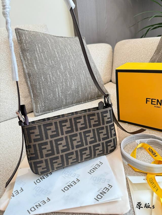 中古Fendi老花腋下麻将包到手很惊艳的一款,个人觉得它完全被低估了Fendi老花本身就是经典对比法棍,这只麻将包也不逊色兼具时髦和实用性包身硬挺,装很多东西也 中古Fendi老花腋下麻将包到手很惊艳的一款,个人觉得它完全被低估了Fendi老花本身就是经典对比法棍,这只麻将包也不逊色兼具时髦和实用性包身硬挺,装很多东西也