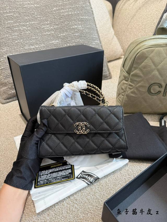 给我锁死这只 Chanel 23P黑色Kelly出色的设计让这只Kelly成为23P中最出色的黑马与虽然24C也出了Kelly但我依然觉得无法超越23P 这只因