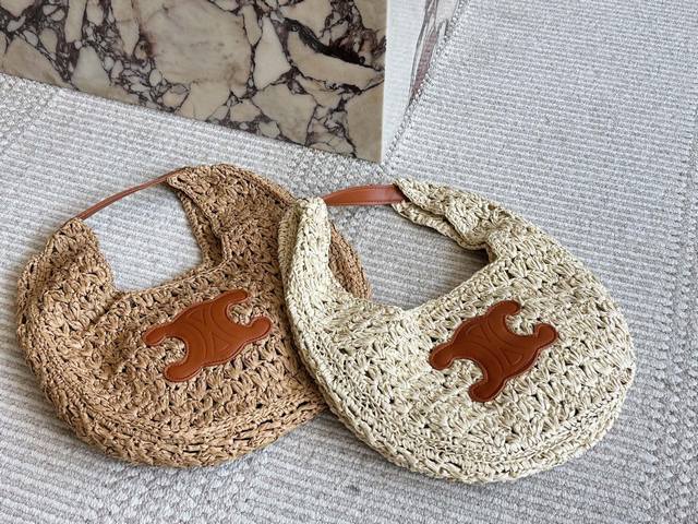 Celine草编包度假拍照太应景草编包天生就是绝配夏天纯手工编织打造 手挽跟Logo是自然色小牛皮干净利落大方度假背上它太适合不过了尺寸 30Cm