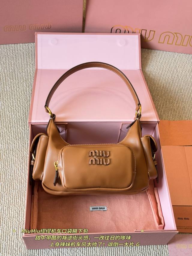 顶级原单 纯牛皮 Miumiu-机车包 Mini 新款 Softy Padded 手袋是对经典 Bauletto 造型的重新诠释，其简洁利落的剪裁彰显出该系列背