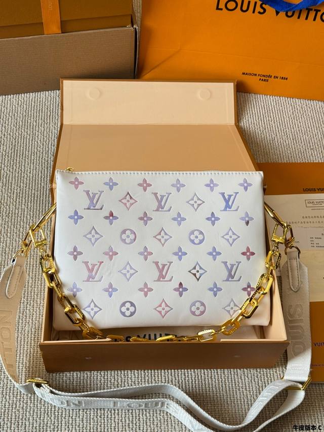 牛皮版本 Lv Coussin 抱抱包25新年第一波 质地让我拿上手的那一刻就爱上了它的触感 包包内里很多小隔层 让各种私人物品各归其位 这款包具有独特的风格