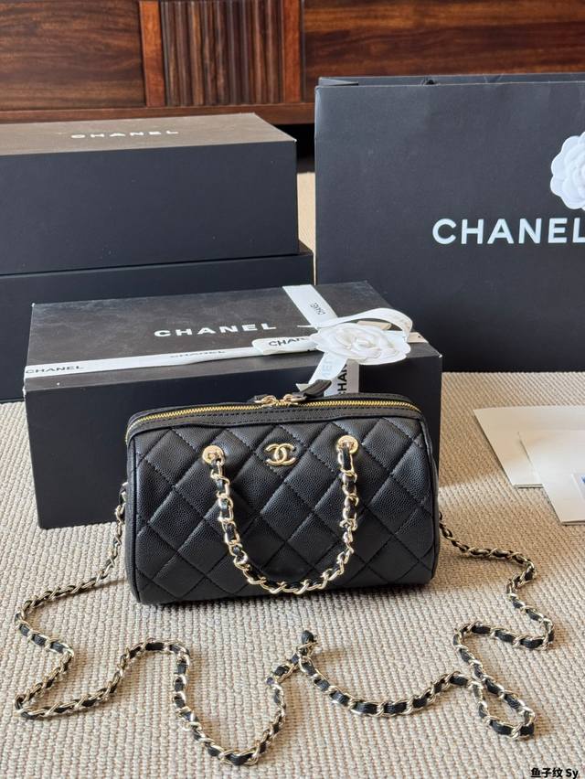 牛皮版本 Chanel 保龄球包白金 荔枝牛太美啦小巧玲珑！精致到无法呼吸的小保龄球包圆鼓鼓的包型随手一拎都超可爱！经典耐用的荔枝牛皮的材质很加分！使用起来根本