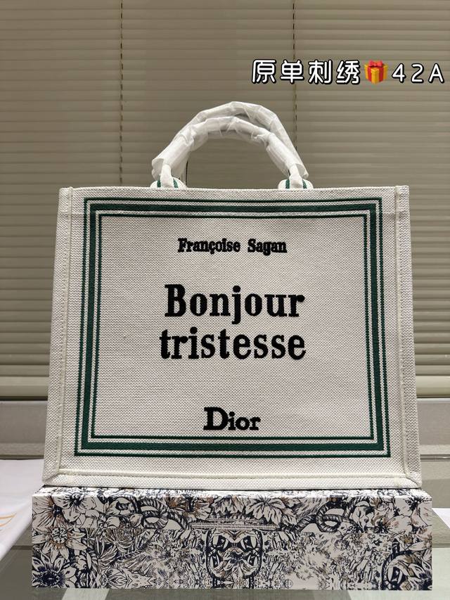 原单刺绣 Dior 提花 托特包 原单品质Dior Book Tote今年最喜欢的一款购物袋 Tote我用的次数最多的包，因为容量超级大，不管什么东西都向里面放