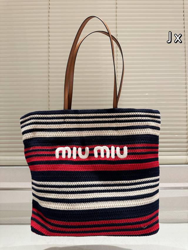 Size :大号33.35Miumiu夏日限定沙滩包 草编系列新品 当然这个色彩是最吸引蓝色杏色搭配 是夏天的颜色哦！
