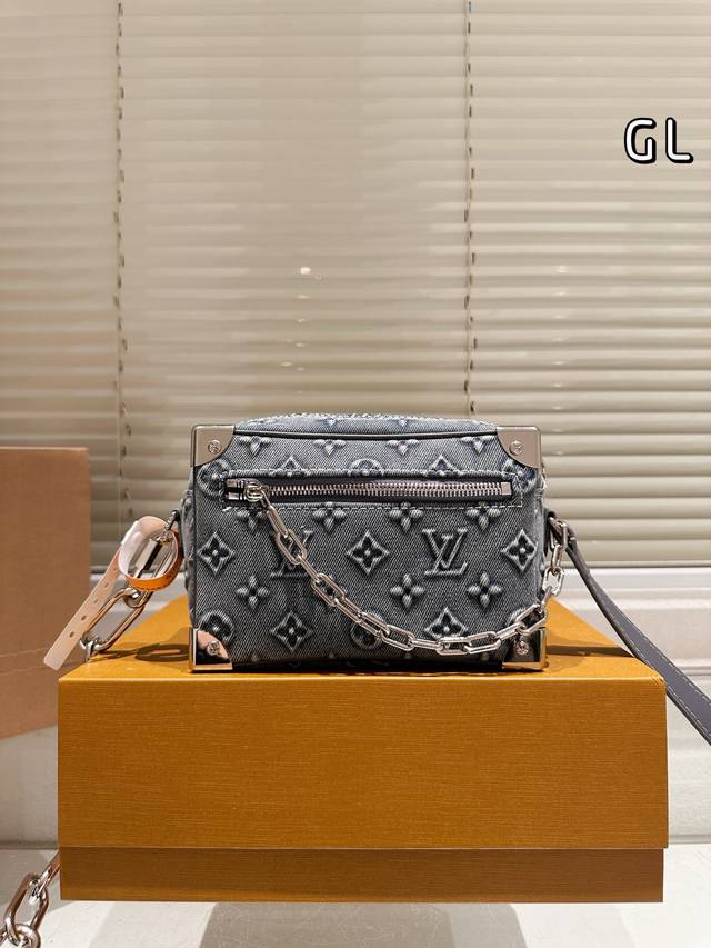 Lv浮雕牛仔箱子包19Cm配盒子