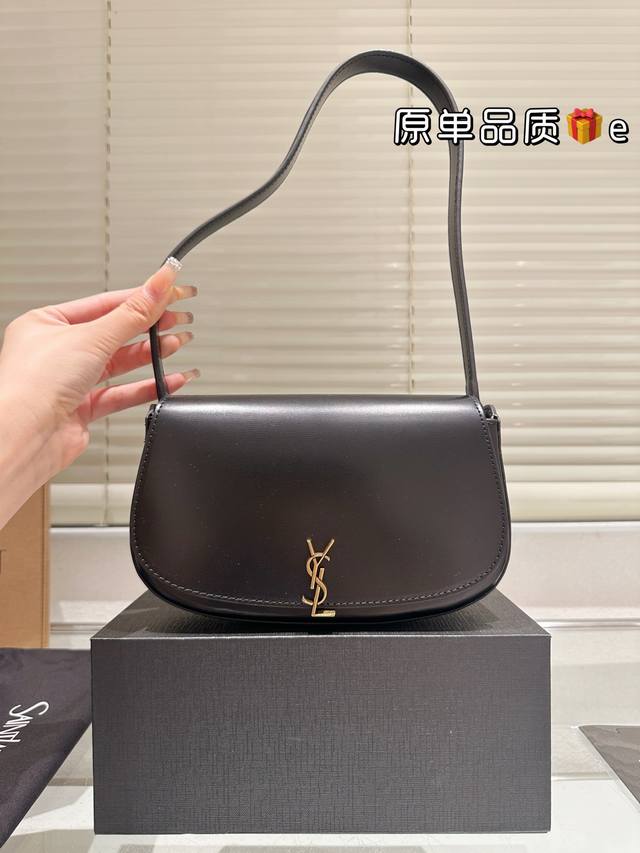 Ysl 圣罗兰女士Voltaire迷你黑色皮革肩背包黑色腋 下包Ysl 24迷你Voltaire腋下包“极简主义最爱的款式、透露着高级的美感翻盖搭扣很新颖~空间