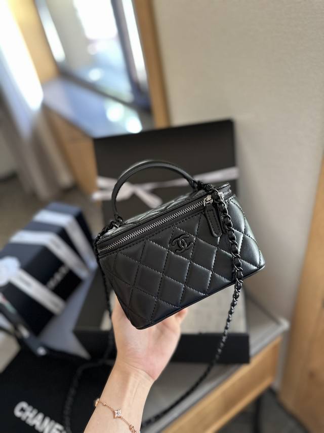 折叠礼盒官网飞机盒”Chanel 新品 高级手柄 盒子包 化妆包 小箱子 最近的盒子包系列真的好火，小盒子当然是异常可爱啦。尺寸 16 10 8Cm