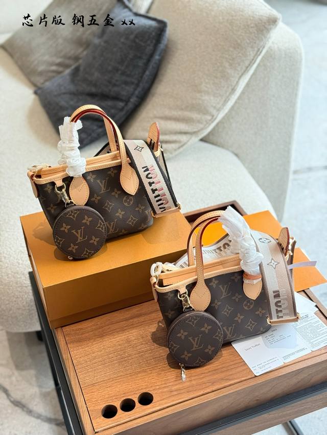 Iv Neverfull Bb手袋结合了经典Iv Neverfull Bb手袋结合了经典设计与标志性细节。由 Damier Ebene帆布制成，采用多彩织物内衬