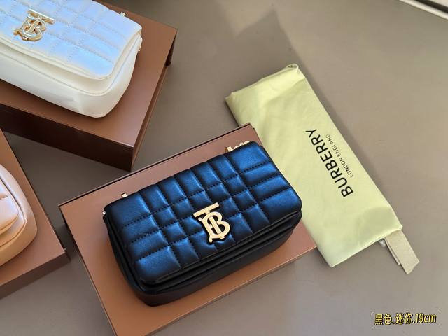 配盒Size：19*11Cmbur Lola 菠萝新品链条包软软的皮质加上珩缝工艺写满了高级！和我的基础款怎么搭都好看！