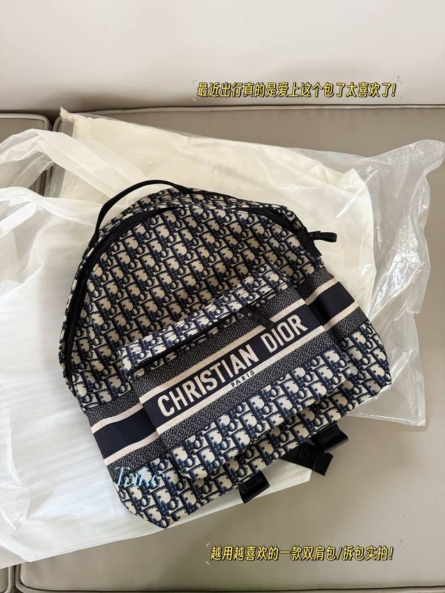 无盒 升级版 拆包实拍Size：30*42Cmd家 老花款双肩包一款背起来超舒服的它可可爱爱！黑色和海军蓝Oblique图案绣线有质感！