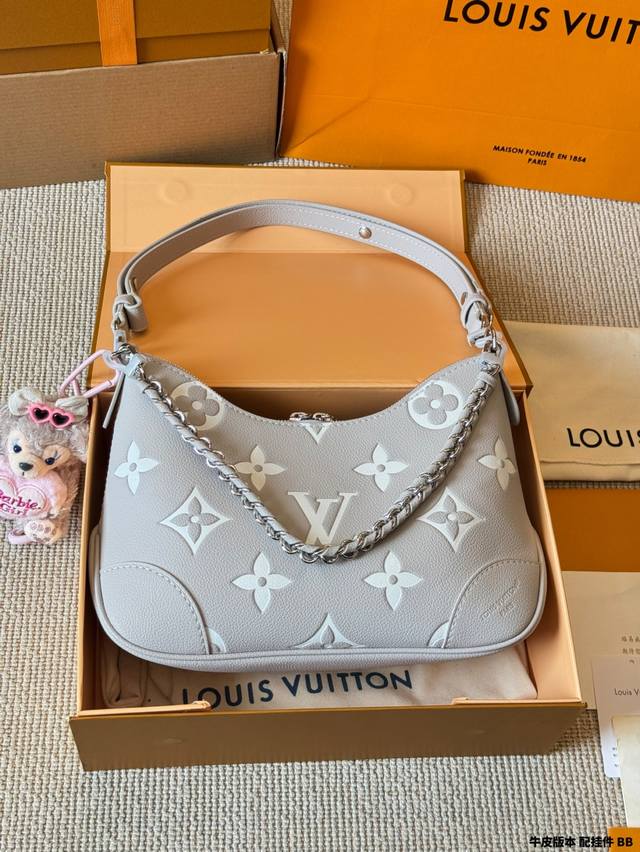 牛皮版本 配挂件 Lv Boulogne邮差包 牛角包新款的 Boulogne Size 对比之前小了，但完全不影响它的容量。设计上多加了金色链条 发8，增添时