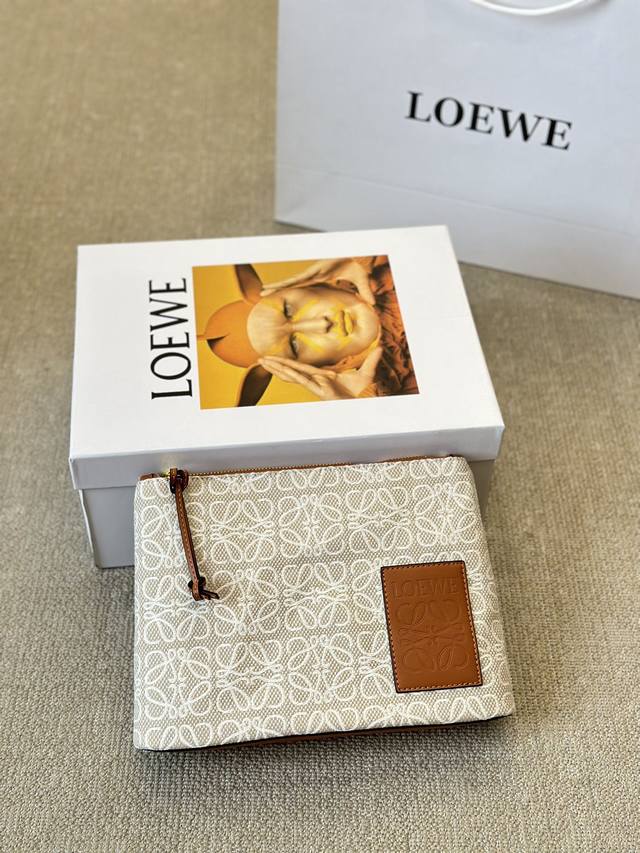 Loewe罗意威新款帆布手包。满1Ogo帆布手包，加宽底座空问超大，满足日常所需~简单大方，手感超好尺寸28 20Cm
