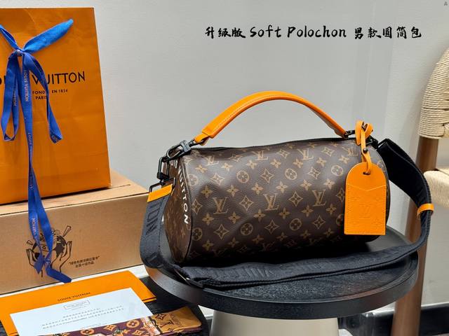全套礼盒尺寸34.17Lv 男包Soft Polochon 圆筒包近期满屏都是这只包、应该算网红款了吧！很能装东西是真的！跟巴比龙有点像Soft Polocho