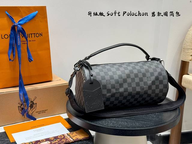 全套礼盒尺寸34.17Lv 男包Soft Polochon 圆筒包近期满屏都是这只包、应该算网红款了吧！很能装东西是真的！跟巴比龙有点像Soft Polocho